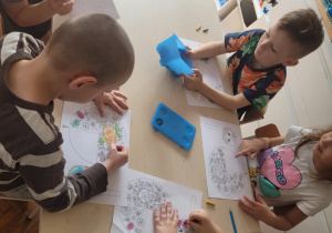Dieci kolorują obrazek przy stoliku