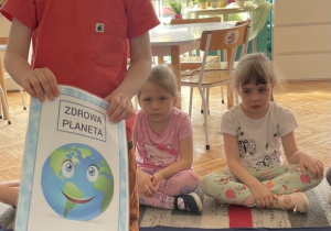Chłopiec z planszą planety Ziemia