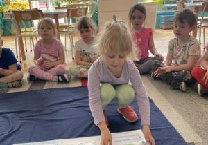 Dziewczynka kładzie planszę z kranem