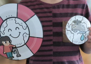 Chłopiec pokazuje ilustracje związane z wodą