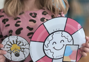 Dziewczynka pokazuje ilustracje związaną z energią