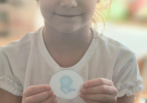 Dziewczynka z ilustracja kartki papieru