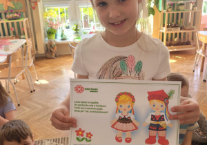 Dziewczynka pokazuje strój regionalny krakowski