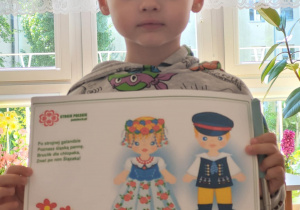 Chłopiec pokazuje regionalny strój świętokrzyski