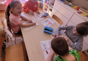 Dzieci kolorują wybrane stroje regionalne