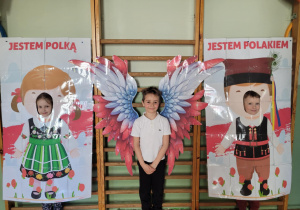 Dzieci robią sobie zdjęcie w fotobudce
