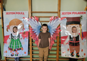 Dzieci stoją w fotobudce patriotycznej