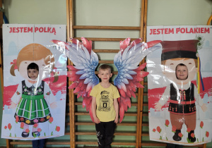 Dziewczynka i dwóch chłopców w fotobudce
