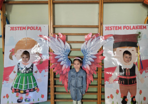 Dwie dziewczynki i chłopiec w fotobudce patriotycznej