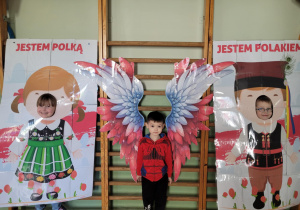 Dzieci w fotobudce "Jestem Polką i Polakiem"