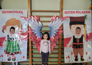 Dzieci na tle skrzydeł i fotobudki patriotycznej