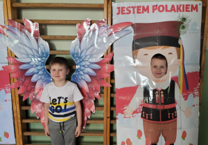 Chłopcy na tle skrzydeł i fotobudki "Jestem Polakiem"