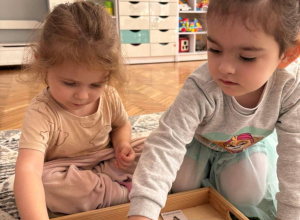 Małe odkrywczynie i mali odkrywcy przy pracy