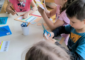 Dzieci pracują przy stoliku