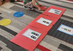dzieci siedza na dywanie i układają kolory sygnalizatora