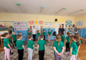 Powitanie dzieci z grupy trzeciej przez dyrekcje przedszkola