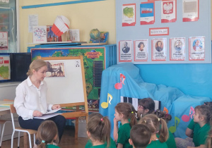 Dzieci sluchają opowiadania o panu Chopinie