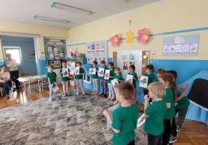 Dziec pokazuja ułozony obrazek z puzzli - fortepian