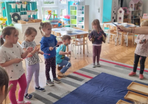 Dzieci w sali graja na instrumentach