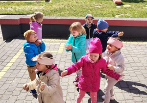 Duża bańka mydlana nad głowami dzieci