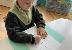 Chłopiec koloruje pysk lwa