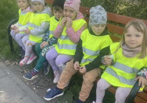 Dzieci siedza w parku na ławce