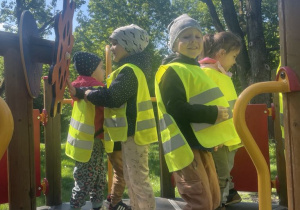 Dzieci bawią się na statku pirackim