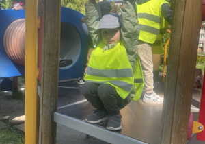 Chłopiec chwyta się drabinki