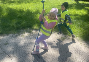 Dziewczynka chwyta linę