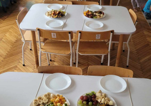 Pięknie nakryte stoliki czekają na szaszłyki wykonane przez dzieci