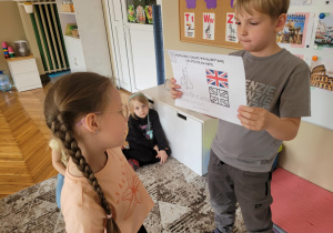 Dziewczynka czyta nazwę stolicy Wielkiej Brytanii