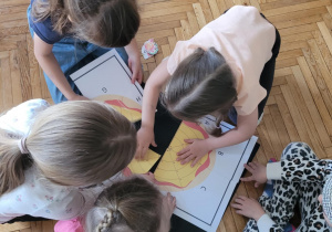 Grupa dziewczynek układa puzzle pizzy