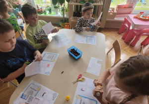 Dzieci wycinają znaczki z papieru