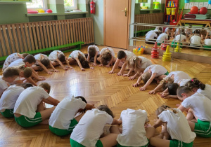 Dzieci robią skłon w przód
