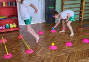Dziewzynka przeskakuje pacholki