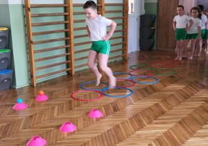 Chłopiwc wskakuje do obręczy