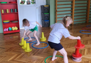 Dziewczynki na czas zbierają pachołki