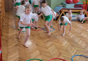 Dzieci rozbiegają się po sali gimnastyznej