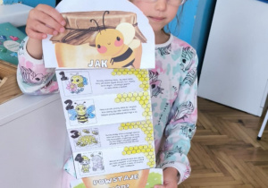 Dziewczynka z ilustracją powstawania miodu