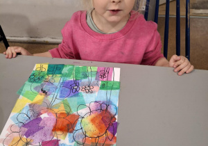 Dziewczynka z pracą plastyczną kwiatki dla Mamy