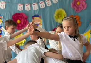 Dzieci tańczące poloneza