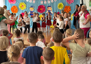 Dzieci wykonują piosenkę Kocham cię Polsko