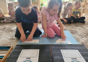 Dzieci ukladają model wyrazów tata i mama