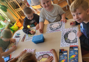 Dzieci kolorują portret mamy
