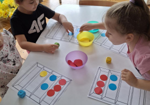 Dzieci wybieraja niebieskie kartoniki z pudelka