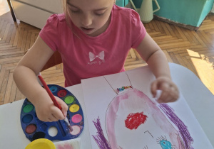 Dziewczynka maluje farba kremową twarz mamy