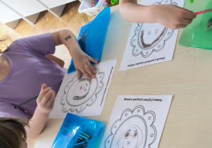 Dzieci malują portret mamy