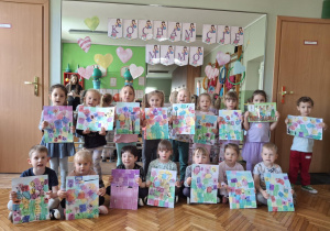 Grupa 2 z laurkai z okazji Dnia Mamy