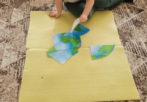 Chłopiec uklada puzzle
