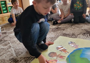 Chłopiec przykłada sylwetę chłopca z kraju muzułmańskiego